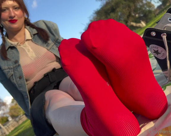 Fae Wilde aka faewilde Foot Fetish - 02-07-2023 OnlyFans Video - _Stinky sweaty public soles sniffing_ Incredibly nice weather today at the park My stinky shoes and