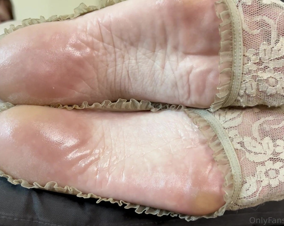 Fae Wilde aka faewilde Foot Fetish - 08-06-2023 OnlyFans Video - My oiled soles, wearing my stinky Footpanties, sensual massaging my feet, rubbing them together, for you