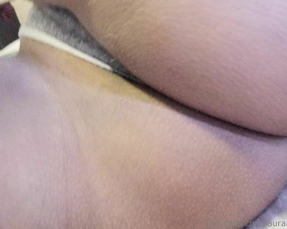 Laura Azevedo aka lauraazevedoqueen Foot Fetish - 05-22-2023 OnlyFans Video - Sweaty