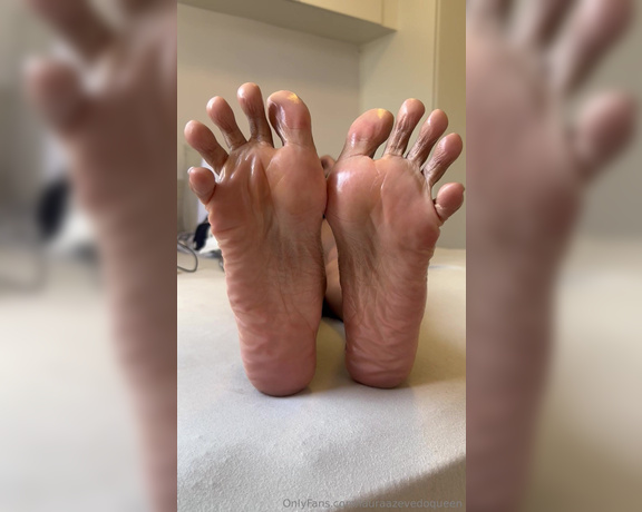 Laura Azevedo aka lauraazevedoqueen Foot Fetish - 09-09-2023 OnlyFans Video - Hydrated and very juicy