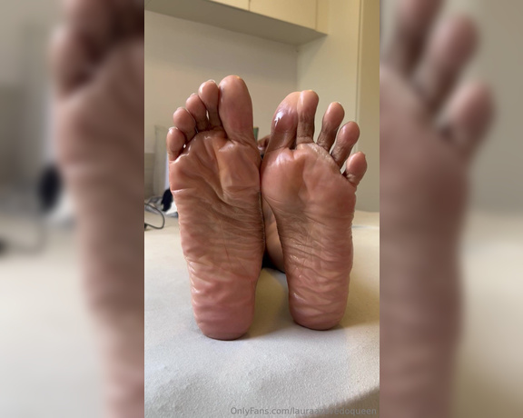 Laura Azevedo aka lauraazevedoqueen Foot Fetish - 09-09-2023 OnlyFans Video - Hydrated and very juicy