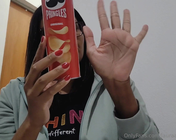 Laura Azevedo aka lauraazevedoqueen Foot Fetish - 10-26-2023 OnlyFans Video - Comparing the size of some foods to the size of my hands