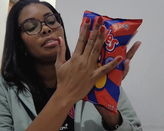 Laura Azevedo aka lauraazevedoqueen Foot Fetish - 10-26-2023 OnlyFans Video - Comparing the size of some foods to the size of my hands