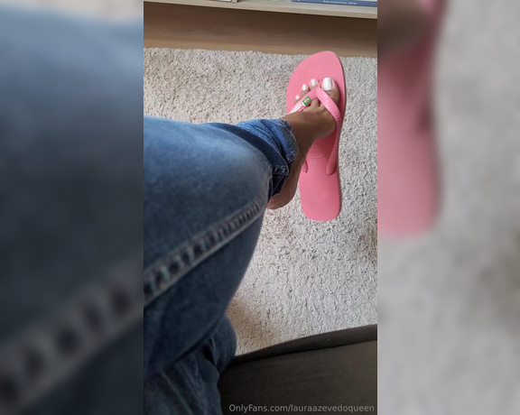 Laura Azevedo aka lauraazevedoqueen Foot Fetish - 09-13-2023 OnlyFans Video - Dangling with my new Havaianas Guess their size Thats right, 4748 Brazilian