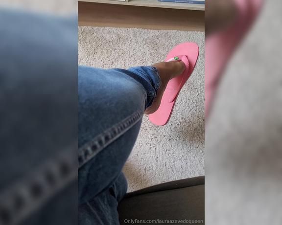 Laura Azevedo aka lauraazevedoqueen Foot Fetish - 09-13-2023 OnlyFans Video - Dangling with my new Havaianas Guess their size Thats right, 4748 Brazilian