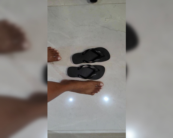 Laura Azevedo aka lauraazevedoqueen Foot Fetish - 09-13-2023 OnlyFans Video - Wearing Brazilian size 3738 Havaianas