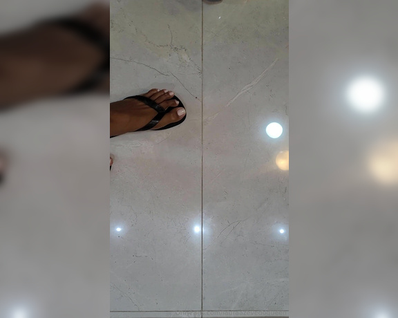 Laura Azevedo aka lauraazevedoqueen Foot Fetish - 09-13-2023 OnlyFans Video - Wearing Brazilian size 3738 Havaianas