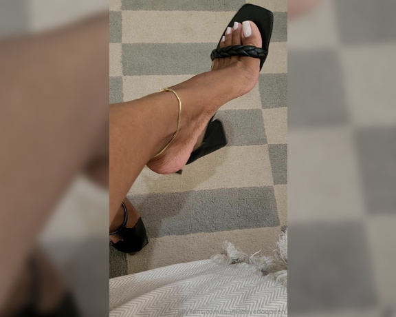 Laura Azevedo aka lauraazevedoqueen Foot Fetish - 11-20-2023 OnlyFans Video - This sandal highlights the beauty of my feet