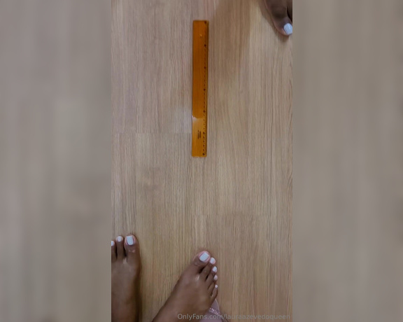 Laura Azevedo aka lauraazevedoqueen Foot Fetish - 10-14-2023 OnlyFans Video - Comparing and measuring my feet with Cacau