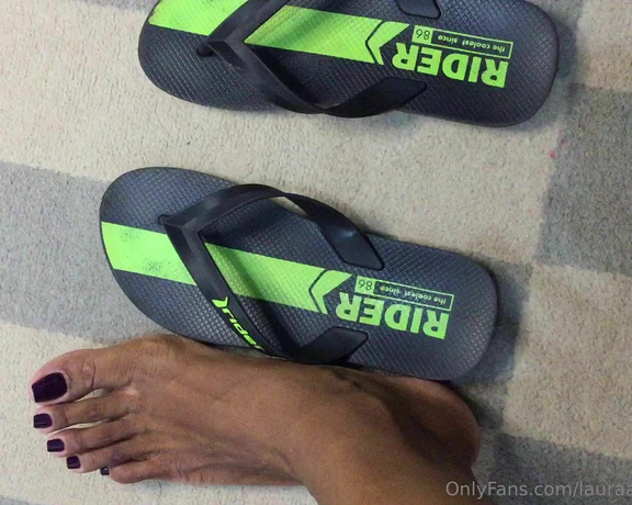 Laura Azevedo aka lauraazevedoqueen Foot Fetish - 04-12-2024 OnlyFans Video - Trying on a Brazilian size 3940 flip_flop