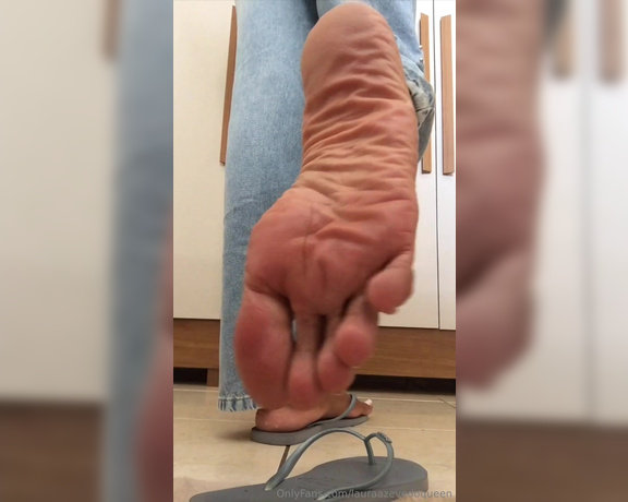 Laura Azevedo aka lauraazevedoqueen Foot Fetish - 02-22-2024 OnlyFans Video - Wrinkled