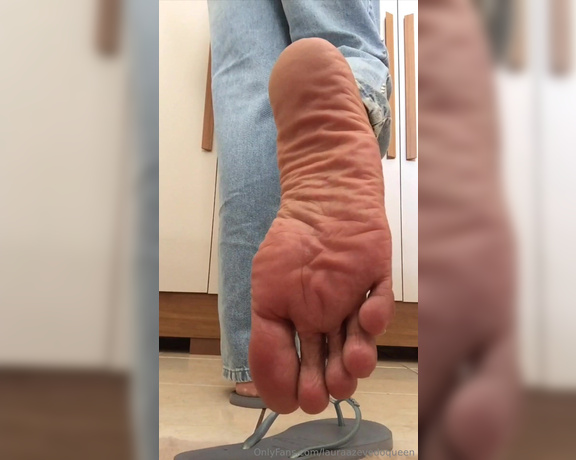 Laura Azevedo aka lauraazevedoqueen Foot Fetish - 02-22-2024 OnlyFans Video - Wrinkled