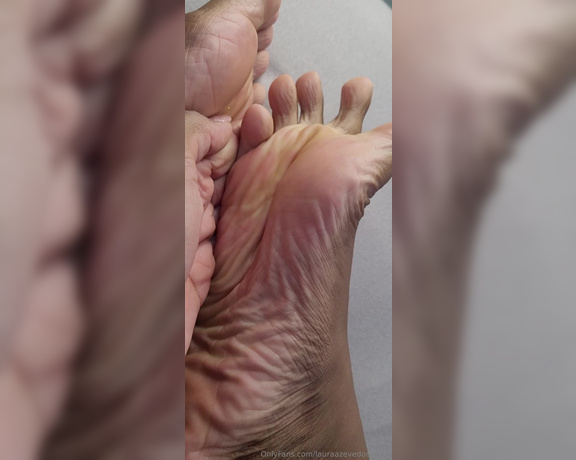 Laura Azevedo aka lauraazevedoqueen Foot Fetish - 06-26-2024 OnlyFans Video - Soft, wrinkle_filled soles