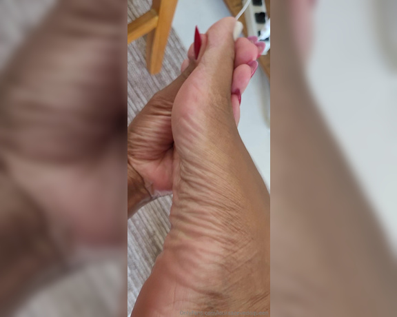 Laura Azevedo aka lauraazevedoqueen Foot Fetish - 06-07-2024 OnlyFans Video - Leaked lauraazevedoqueen 4288