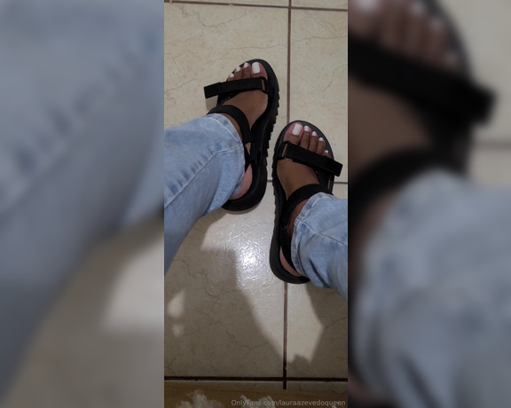 Laura Azevedo aka lauraazevedoqueen Foot Fetish - 08-16-2024 OnlyFans Video - About yesterday