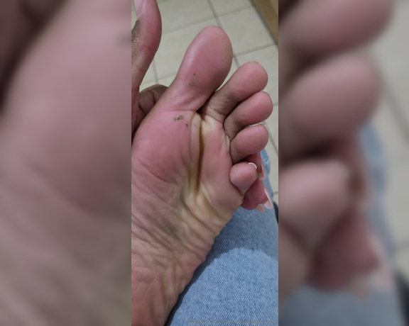 Laura Azevedo aka lauraazevedoqueen Foot Fetish - 08-16-2024 OnlyFans Video - About yesterday