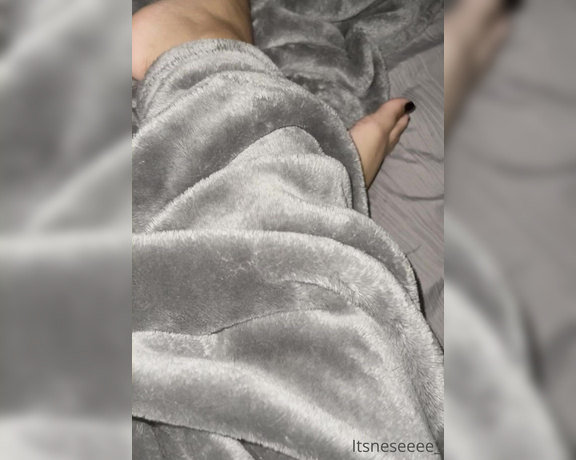 Lovewar aka itsnese Foot Fetish - 12-07-2021 OnlyFans Video - Literally how I am when Im chilln in the bed