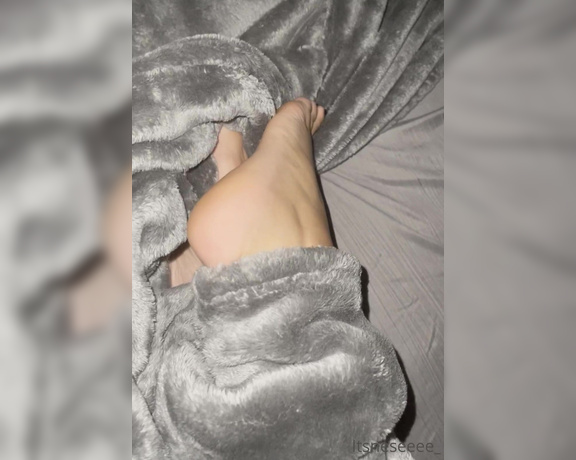 Lovewar aka itsnese Foot Fetish - 12-07-2021 OnlyFans Video - Literally how I am when Im chilln in the bed