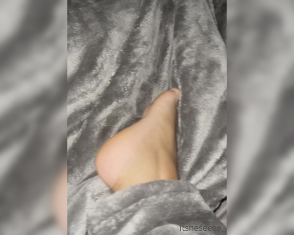 Lovewar aka itsnese Foot Fetish - 12-07-2021 OnlyFans Video - Literally how I am when Im chilln in the bed