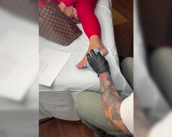 Lovewar aka itsnese Foot Fetish - 03-04-2022 OnlyFans Video - New tattoo on my foot Clip of me getting tatted