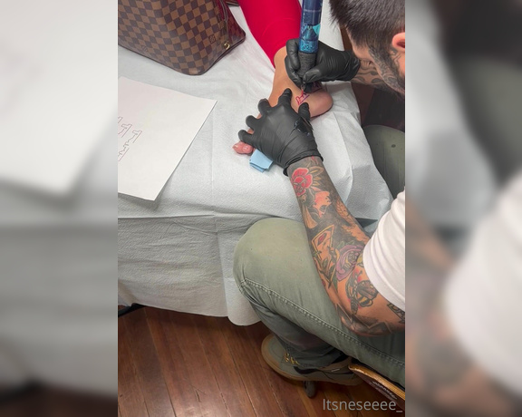 Lovewar aka itsnese Foot Fetish - 03-04-2022 OnlyFans Video - New tattoo on my foot Clip of me getting tatted