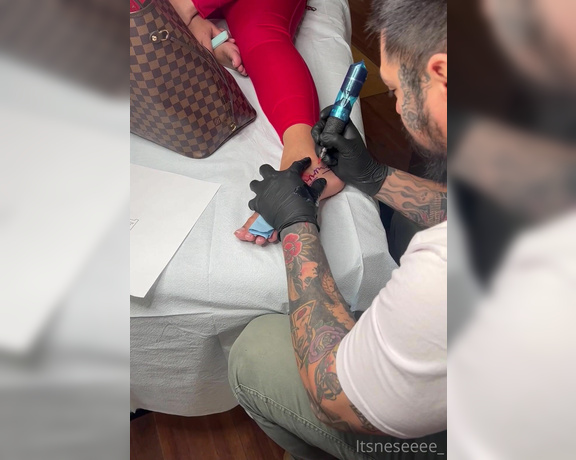 Lovewar aka itsnese Foot Fetish - 03-04-2022 OnlyFans Video - New tattoo on my foot Clip of me getting tatted