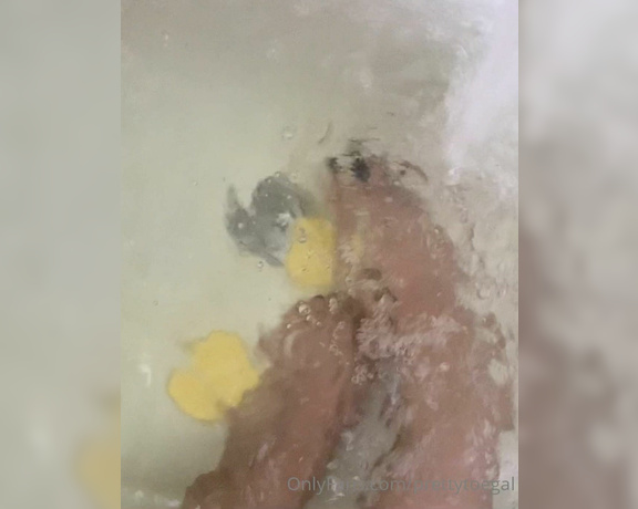 Lovewar aka itsnese Foot Fetish - 10-04-2020 OnlyFans Video - Video of My toes playing around with a bath bomb amp in the tub