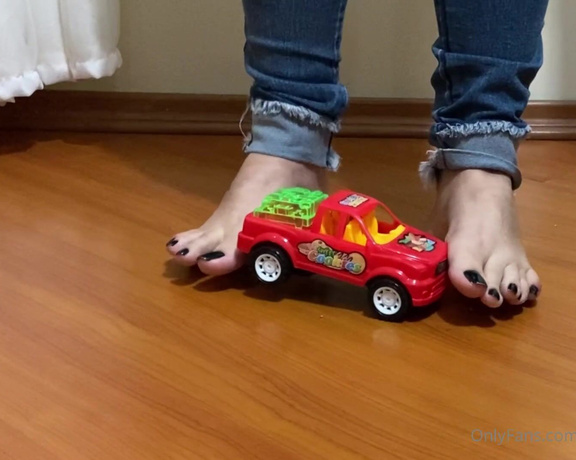 MissSexyFeet aka misssexyfeet2 Foot Fetish - 03-05-2021 OnlyFans Video - Watch what I can do with this little car, now imagine what I can do with