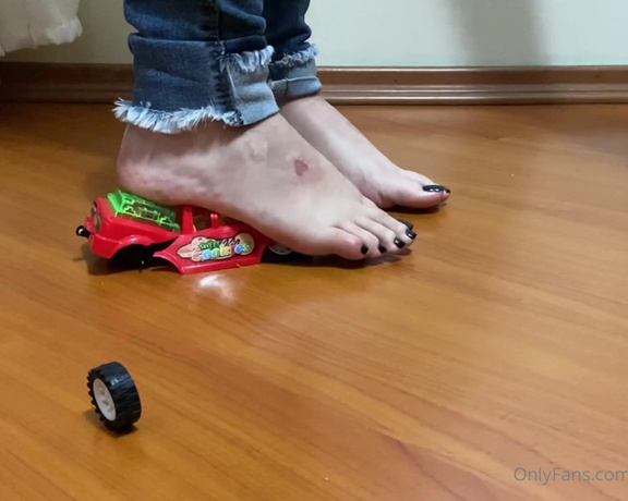 MissSexyFeet aka misssexyfeet2 Foot Fetish - 03-05-2021 OnlyFans Video - Watch what I can do with this little car, now imagine what I can do with