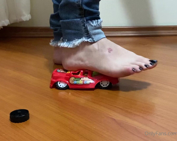 MissSexyFeet aka misssexyfeet2 Foot Fetish - 03-05-2021 OnlyFans Video - Watch what I can do with this little car, now imagine what I can do with