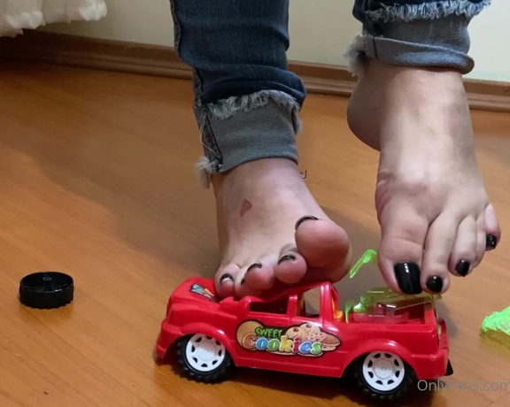 MissSexyFeet aka misssexyfeet2 Foot Fetish - 03-05-2021 OnlyFans Video - Watch what I can do with this little car, now imagine what I can do with