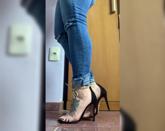 Pé da Alê aka pedaale Foot Fetish - 11-17-2021 OnlyFans Video - Exibição da Schutz mais amada  Your prefer shoes