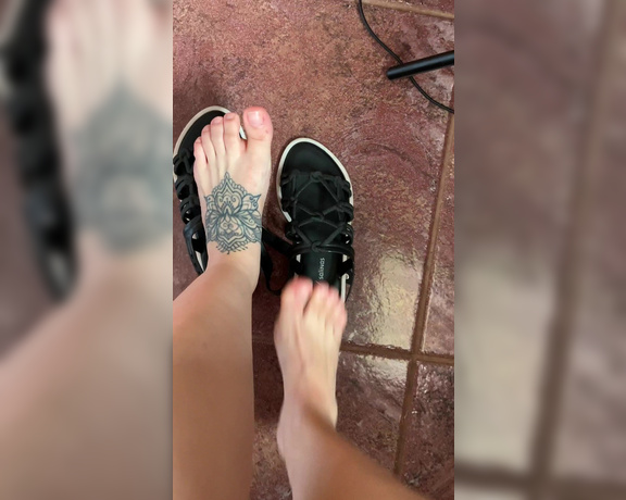 Pé da Alê aka pedaale Foot Fetish - 02-10-2022 OnlyFans Video - Pezinho de Melissa após chegar em casa  My dirt foot after walk