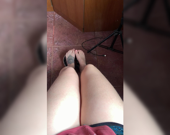 Pé da Alê aka pedaale Foot Fetish - 02-10-2022 OnlyFans Video - Pezinho de Melissa após chegar em casa  My dirt foot after walk