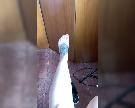 Pé da Alê aka pedaale Foot Fetish - 02-10-2022 OnlyFans Video - Pezinho de Melissa após chegar em casa  My dirt foot after walk