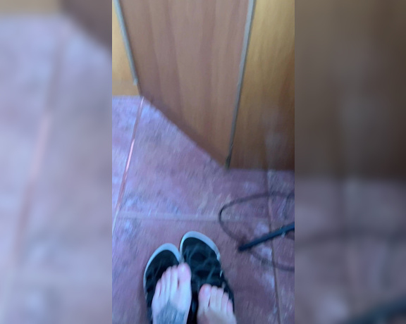 Pé da Alê aka pedaale Foot Fetish - 02-10-2022 OnlyFans Video - Pezinho de Melissa após chegar em casa  My dirt foot after walk