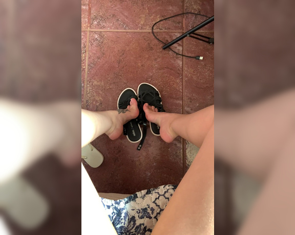 Pé da Alê aka pedaale Foot Fetish - 02-10-2022 OnlyFans Video - Pezinho de Melissa após chegar em casa  My dirt foot after walk