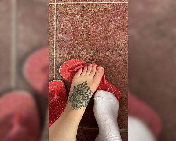 Pé da Alê aka pedaale Foot Fetish - 12-12-2020 OnlyFans Video - VÍDEO BÔNUS pós academia, solinha limpinha e cheirosa dentro da meia