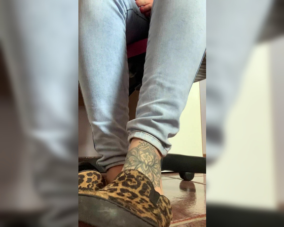 Pé da Alê aka pedaale Foot Fetish - 07-15-2021 OnlyFans Video - O cheiro do meu pé  My feet and my perfum