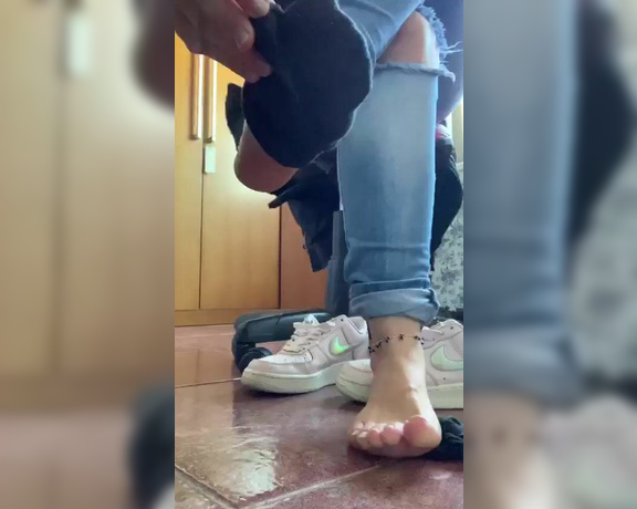 Pé da Alê aka pedaale Foot Fetish - 05-22-2022 OnlyFans Video - Esse cheirinho, dá pra imaginar