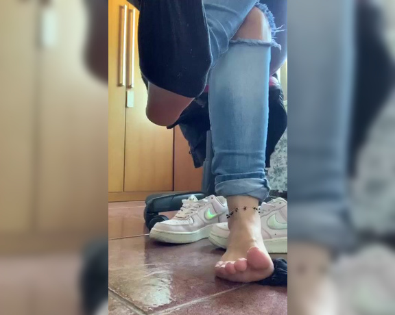 Pé da Alê aka pedaale Foot Fetish - 05-22-2022 OnlyFans Video - Esse cheirinho, dá pra imaginar