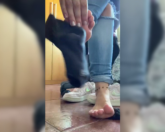 Pé da Alê aka pedaale Foot Fetish - 05-22-2022 OnlyFans Video - Esse cheirinho, dá pra imaginar