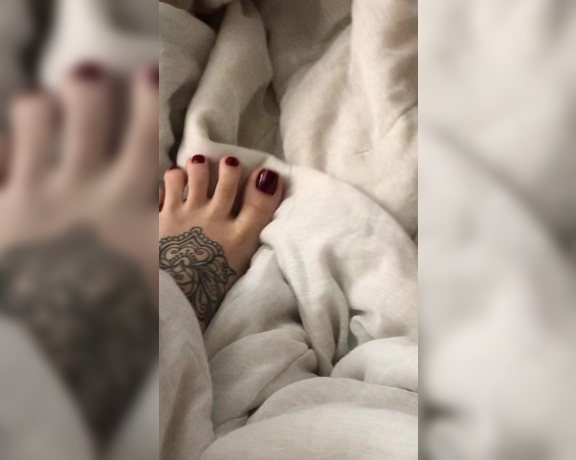 Pé da Alê aka pedaale Foot Fetish - 05-18-2020 OnlyFans Video - Pezinhos de bônus Aproveitem e usem a imaginação de vocês, sei que tem muita aí