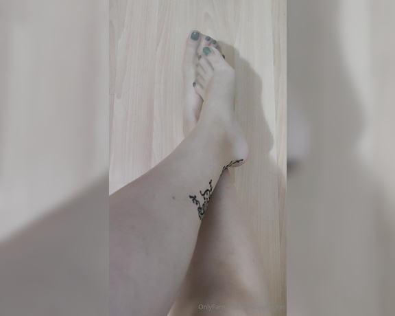 Sahibe Gezgin aka sahibegezginn Femdom - 09-08-2024 OnlyFans Video - I gave a gift to foot fetishes