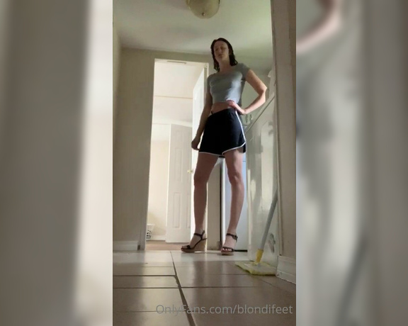 Blondifeet aka blondifeet Foot Fetish - 09-25-2021 OnlyFans Video - Look at how I have to duck in my own home