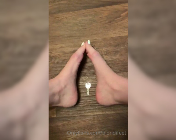 Blondifeet aka blondifeet Foot Fetish - 09-23-2021 OnlyFans Video - The key ring is your dick  tiny  compared to my massive size 14s