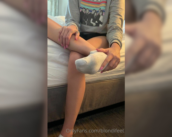 Blondifeet aka blondifeet Foot Fetish - 12-12-2021 OnlyFans Video - After a long day, my perfect feet are super sore