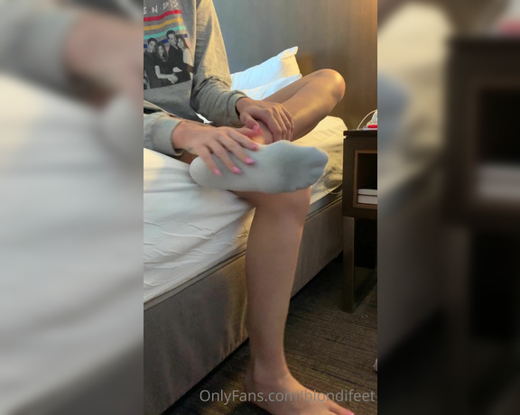 Blondifeet aka blondifeet Foot Fetish - 12-12-2021 OnlyFans Video - After a long day, my perfect feet are super sore