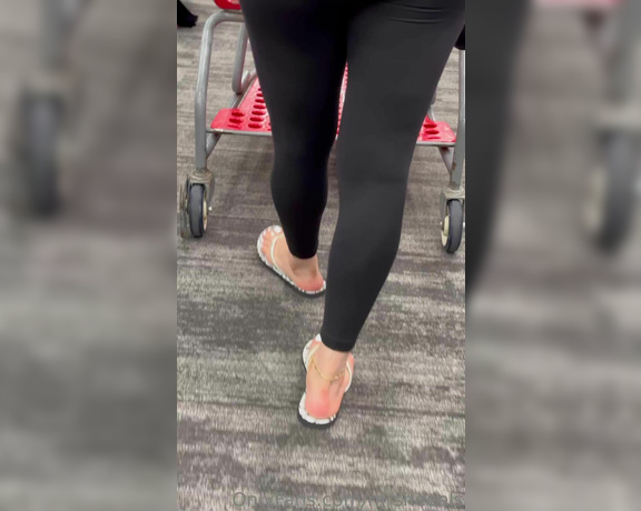 Lilmisdry aka lilmisdry Foot Fetish - 08-21-2023 OnlyFans Video - Three 4K Videos of me walking in Roxy flip flops