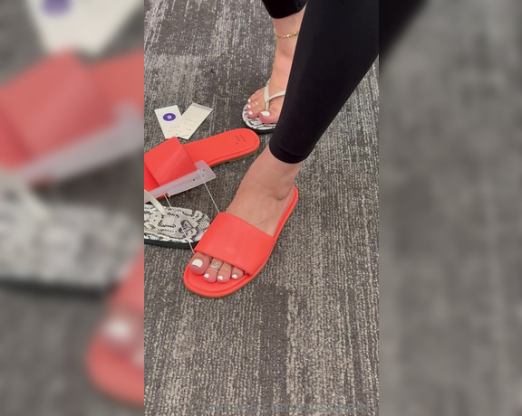 Lilmisdry aka lilmisdry Foot Fetish - 08-23-2023 OnlyFans Video - Walking in my flip flops and trying on new sandals in 4K